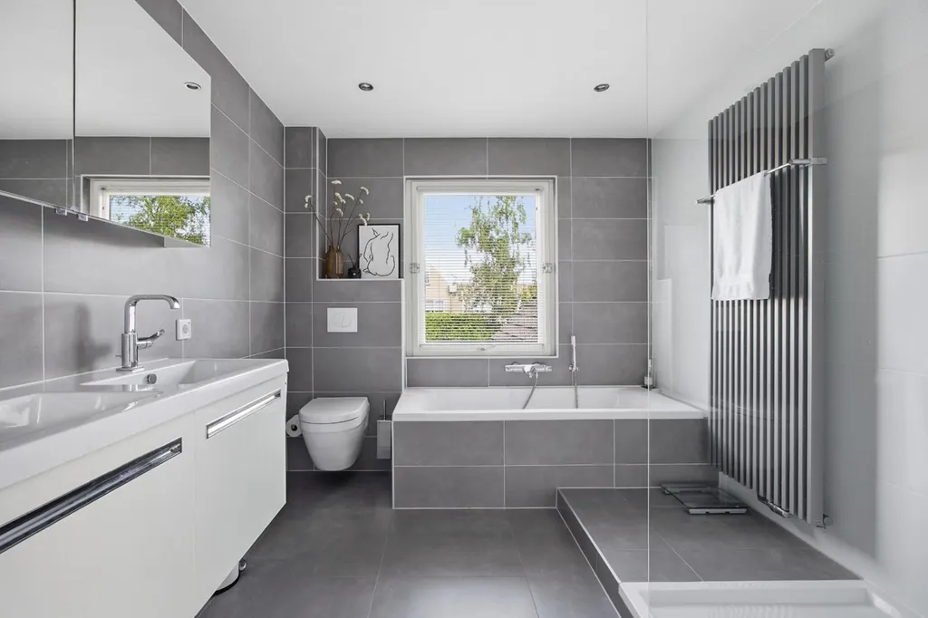 Salles de bain - Two-Storey House with Garden in Made