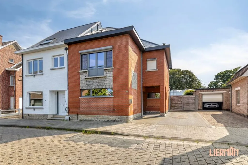 Extérieur - Maison Rénovée avec Terrasse à Aalst