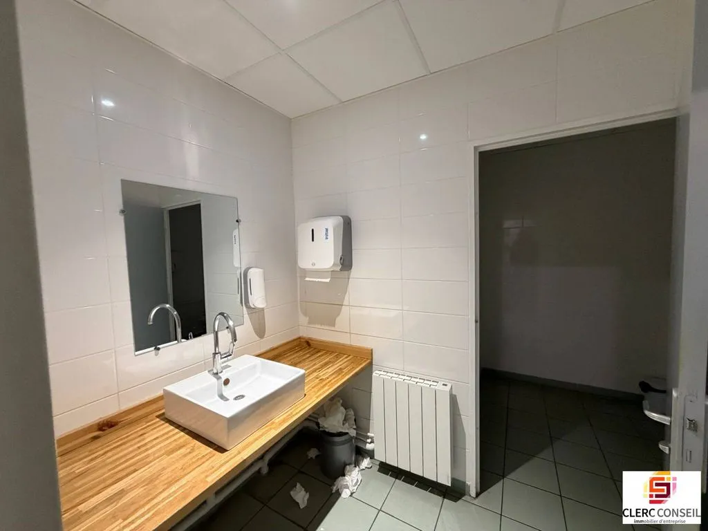Salles de bain - Bureaux Rénovés avec Parking à Rouen Sud