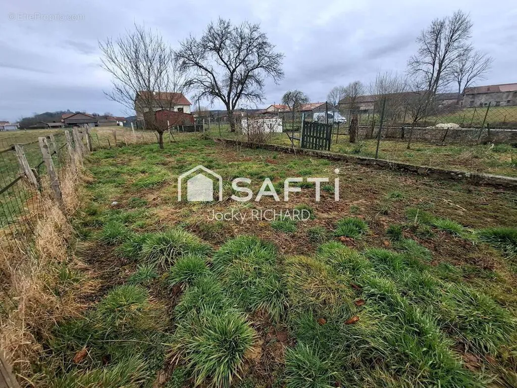 Jardin - Terrain Constructible avec Arbres Fruitiers à Doulcon