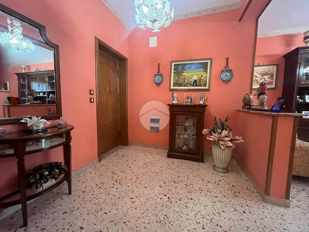 Entrée - 1970s Apartment with Balcony in Palermo