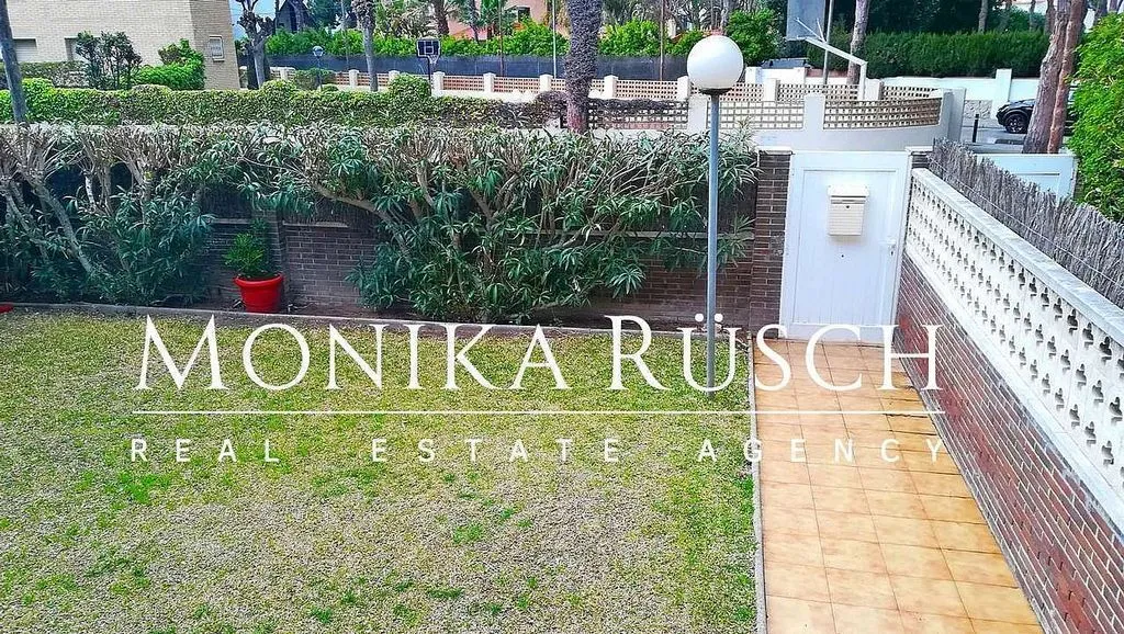 Aed - Twin-Storey House with Pool in Castelldefels