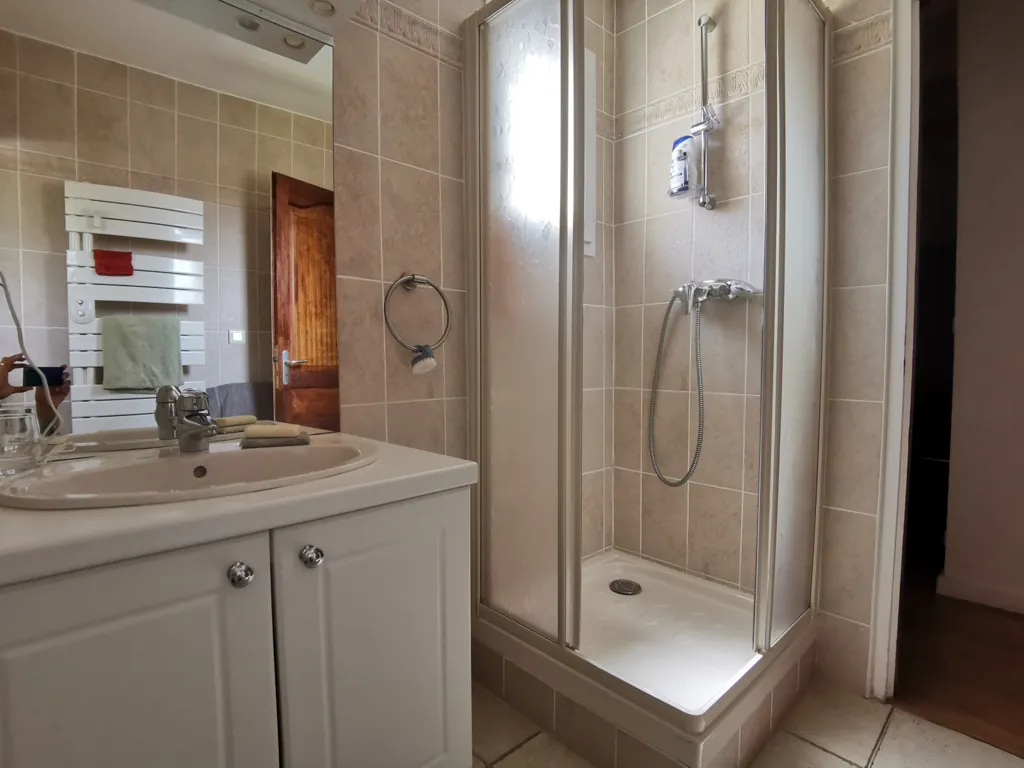 Salles de bain - Propriété avec 4 Gîtes et Piscine à Béziers