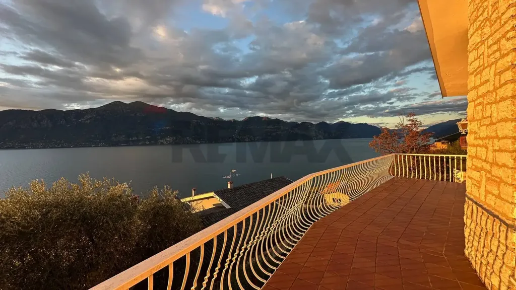 Terrazza - Villa with Panoramic Lake View in Brenzone