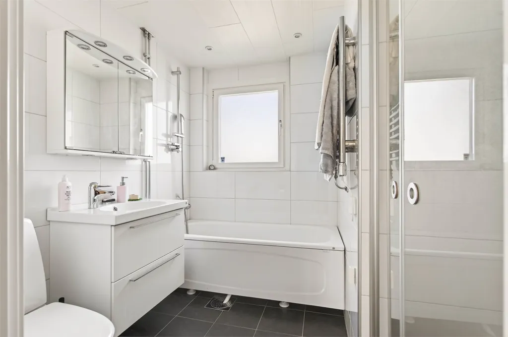 Vannitoad - Ensuite Villa with Garden in Jönåker