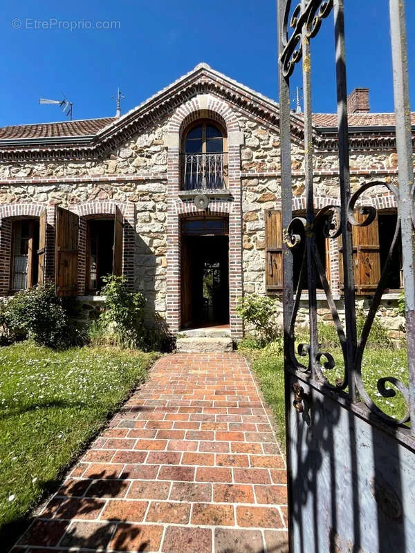 Aed - Charming Two-Home Property with Garden in Sens