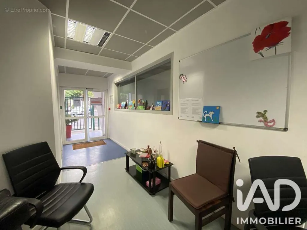 Kabinet - Office Space with Parking in La Possession