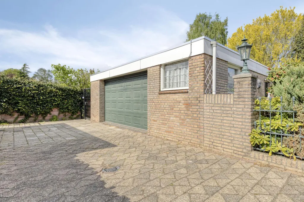 Garage - Corner House with Garden in 's-Hertogenbosch