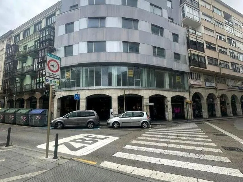 Välivaade - Modern Office Building in Torrelavega Centre