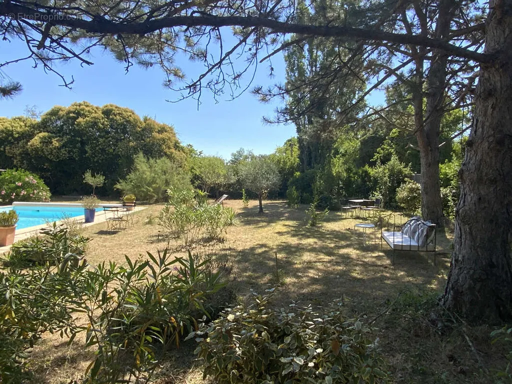 Piscine - Maison avec Piscine et Vue Jardin à Uzès
