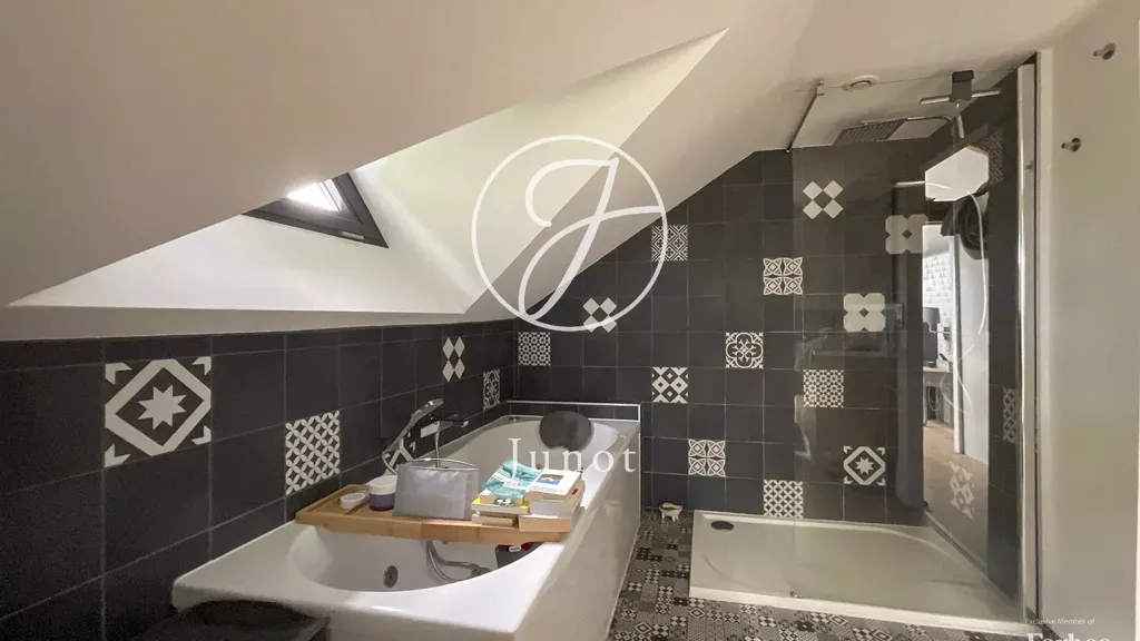 Salles de bain - Maison avec Terrasses et Bureaux à Chéreng