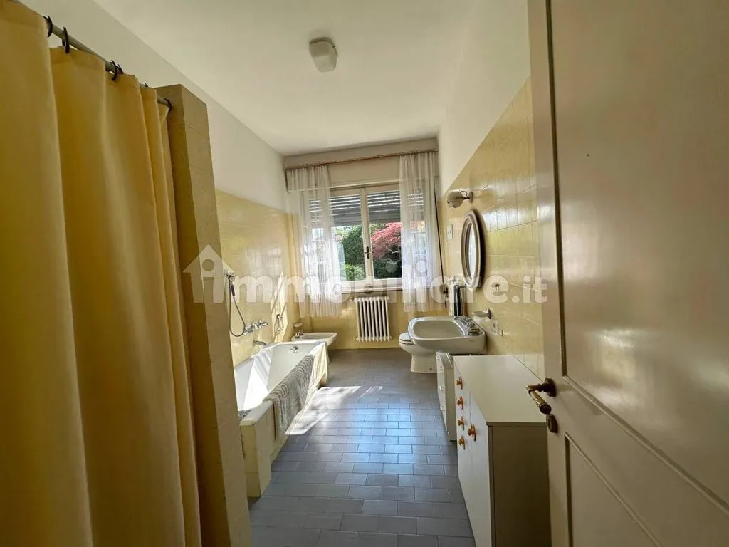 Salles de bain - Luxury Villa with Private Garden in Mozzo