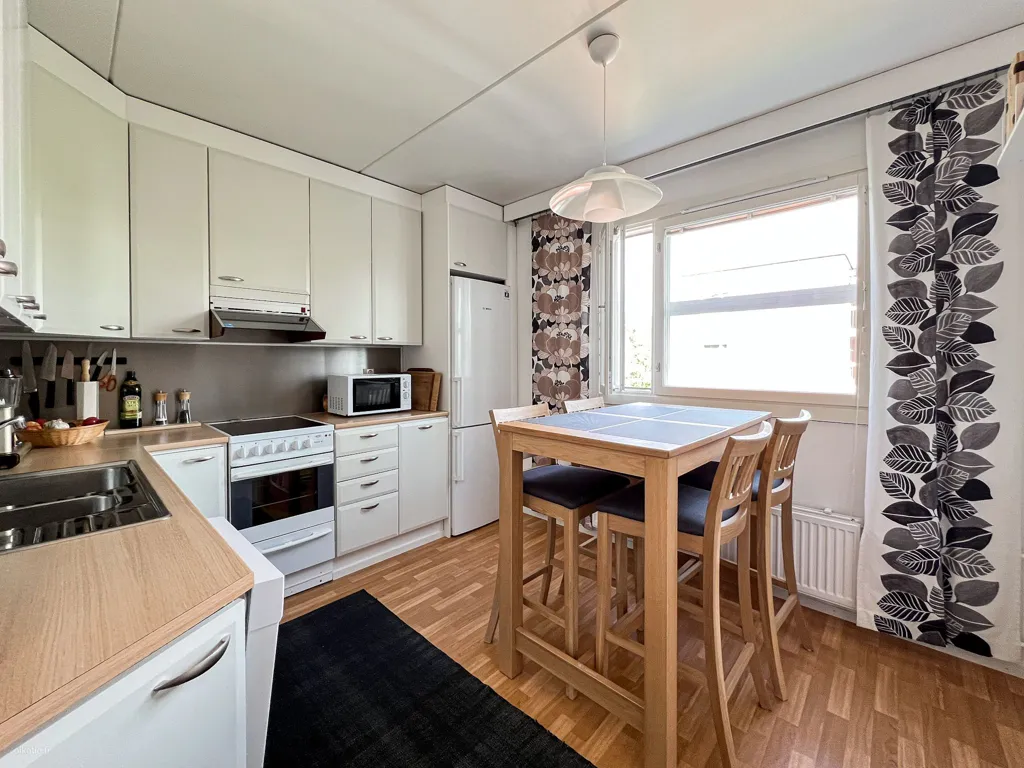 Cuisine - Bright Apartment with Balcony in Matinkylä, Espoo