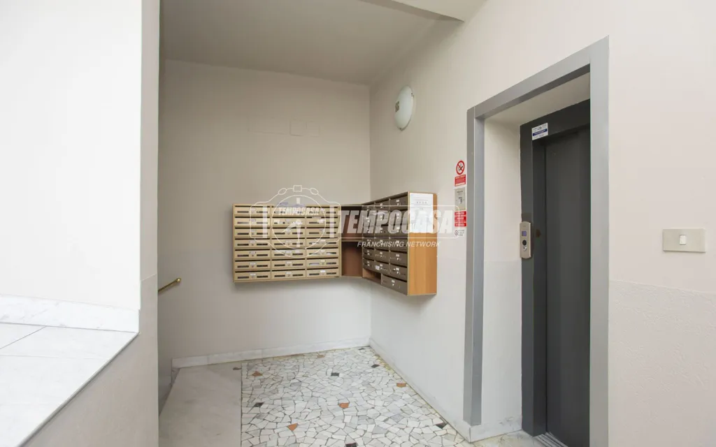 Entrée - Rustic-Style Flat with Balcony in Milan