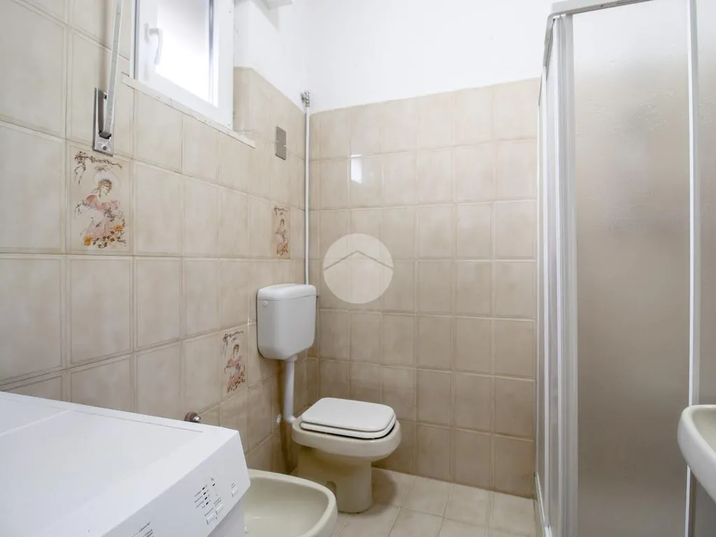 Salles de bain - Spacious 4-Room Apartment with Garage in Atri