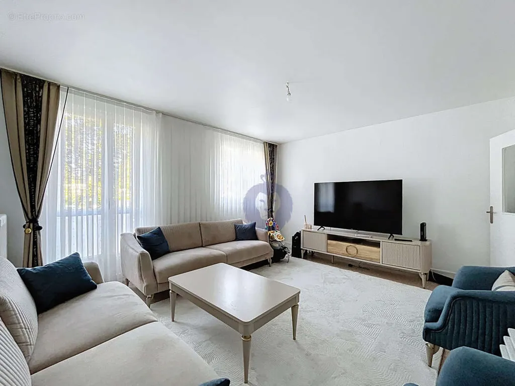 Séjour - Appartement 4 Pièces avec Parking à Melun