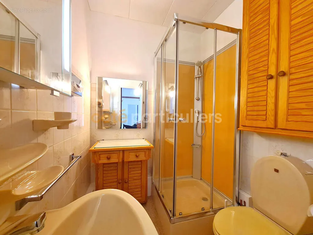 Salles de bain - Appartement dernier étage avec jardin à Saint-Germain-en-Laye