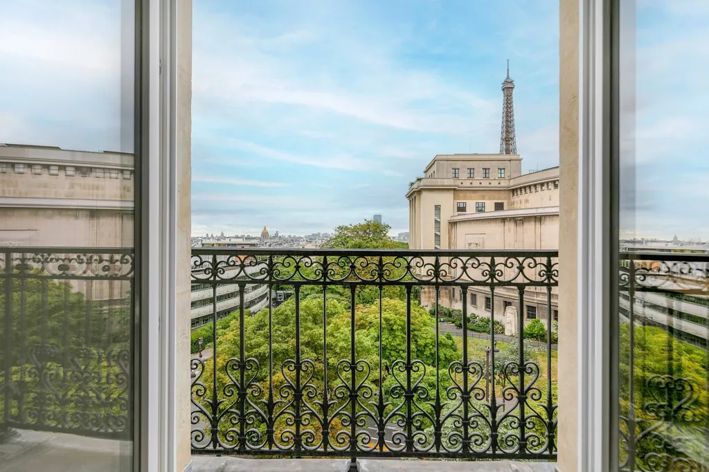 Balcon - Appartement Rénové avec Vue sur la Tour Eiffel à Paris 16e