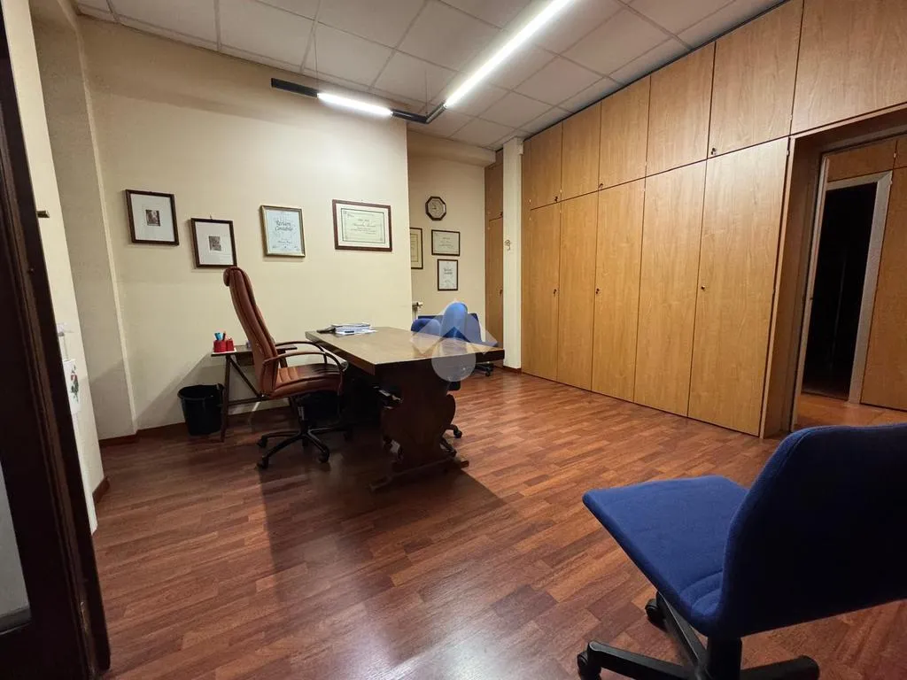 Office - Renoavted Multilocale with Private Garden in Monza