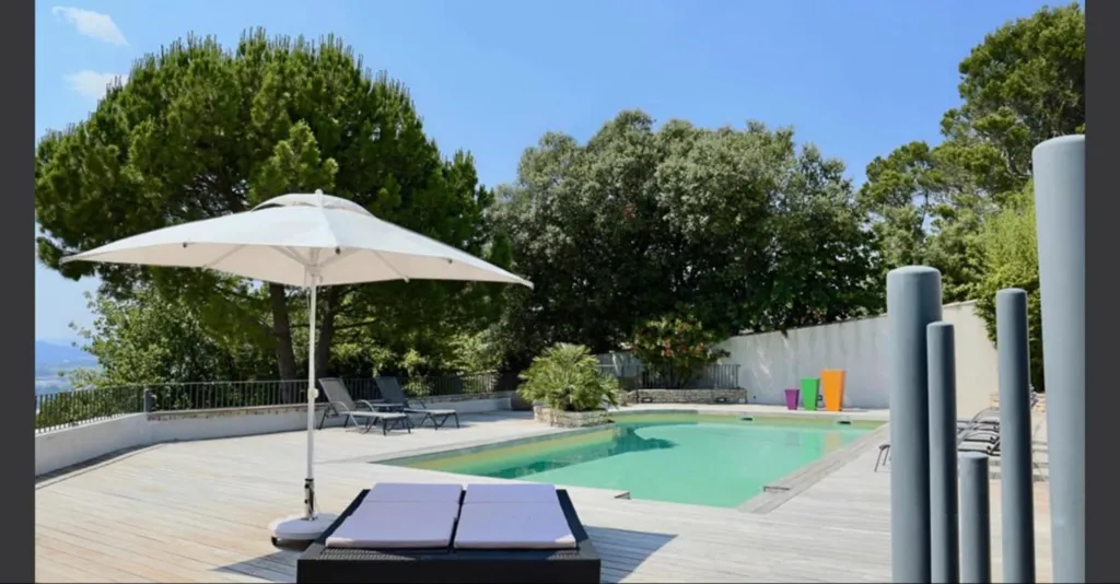 Piscine - Villa Contemporaine avec Piscine et Vue Panoramique à Apt