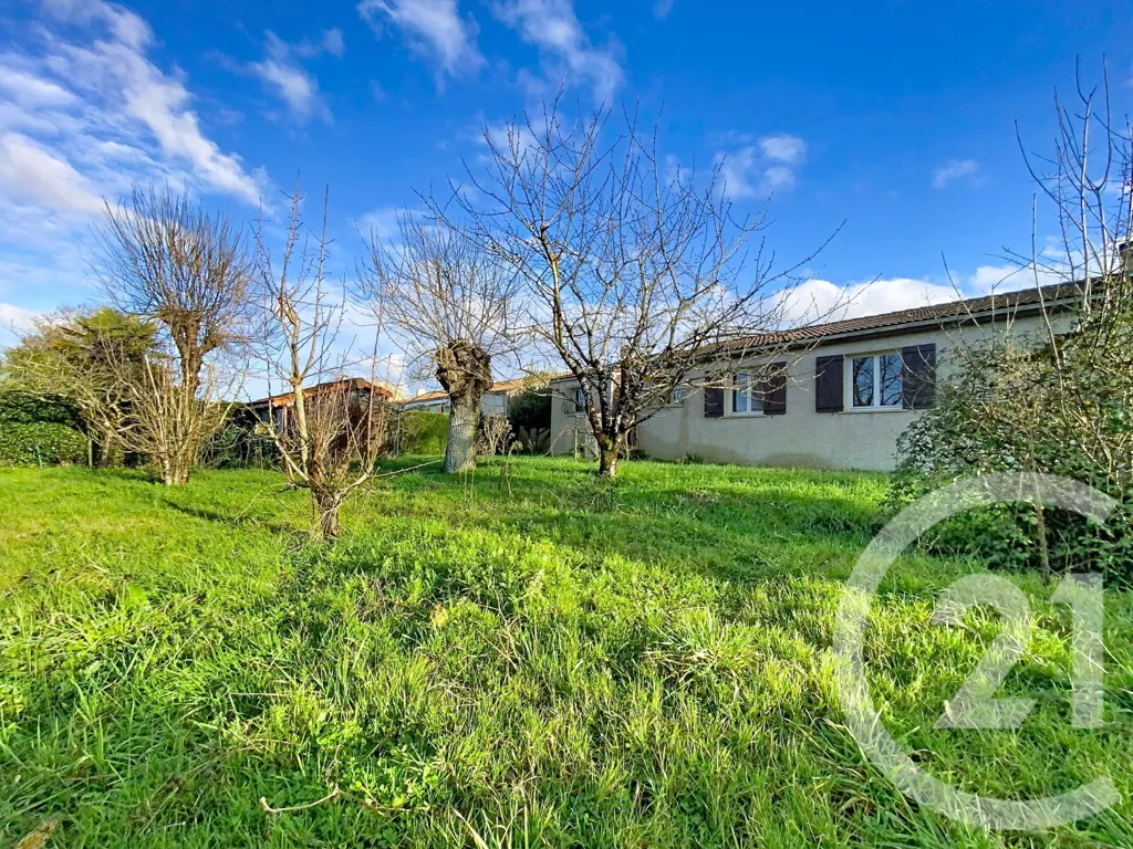 Aed - Charming Detached House with Garden in Rochefort