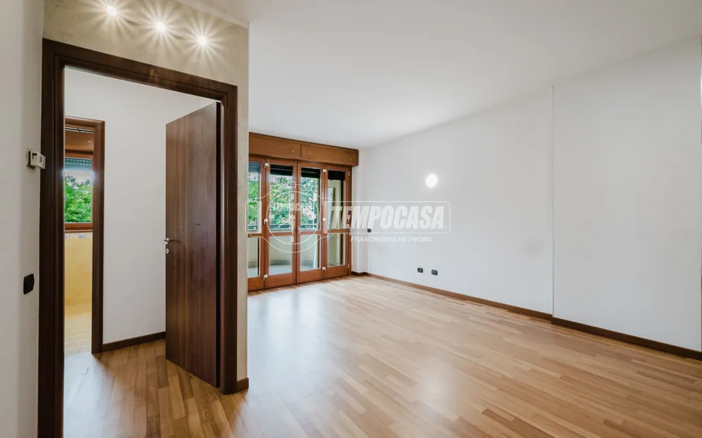 Pièces - Two-Bedroom Apartment with Balcony in Trezzano Sul Naviglio