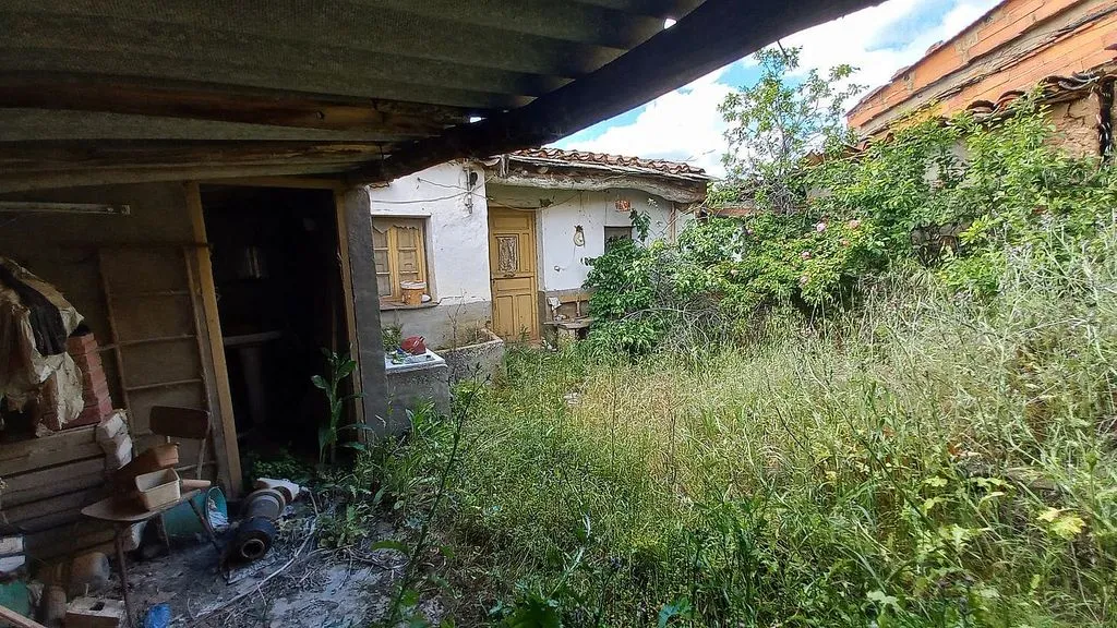 Jardin - Urban Plot for Development in Andavías