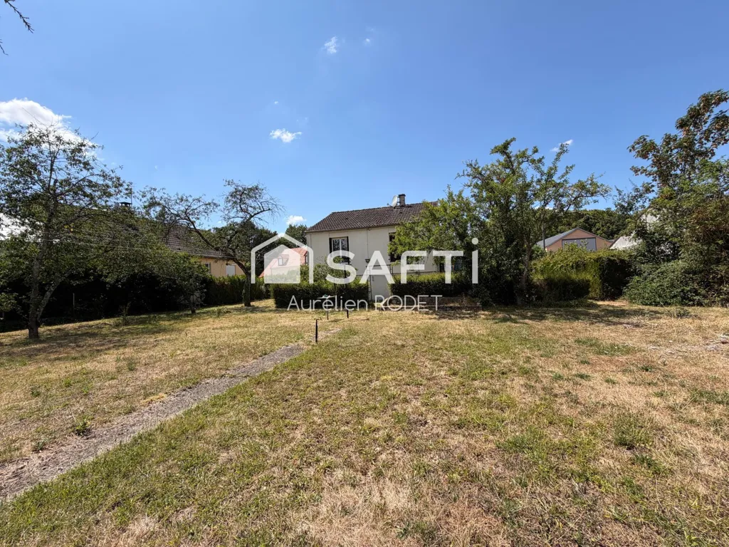 Aed - House with Garden in Maron