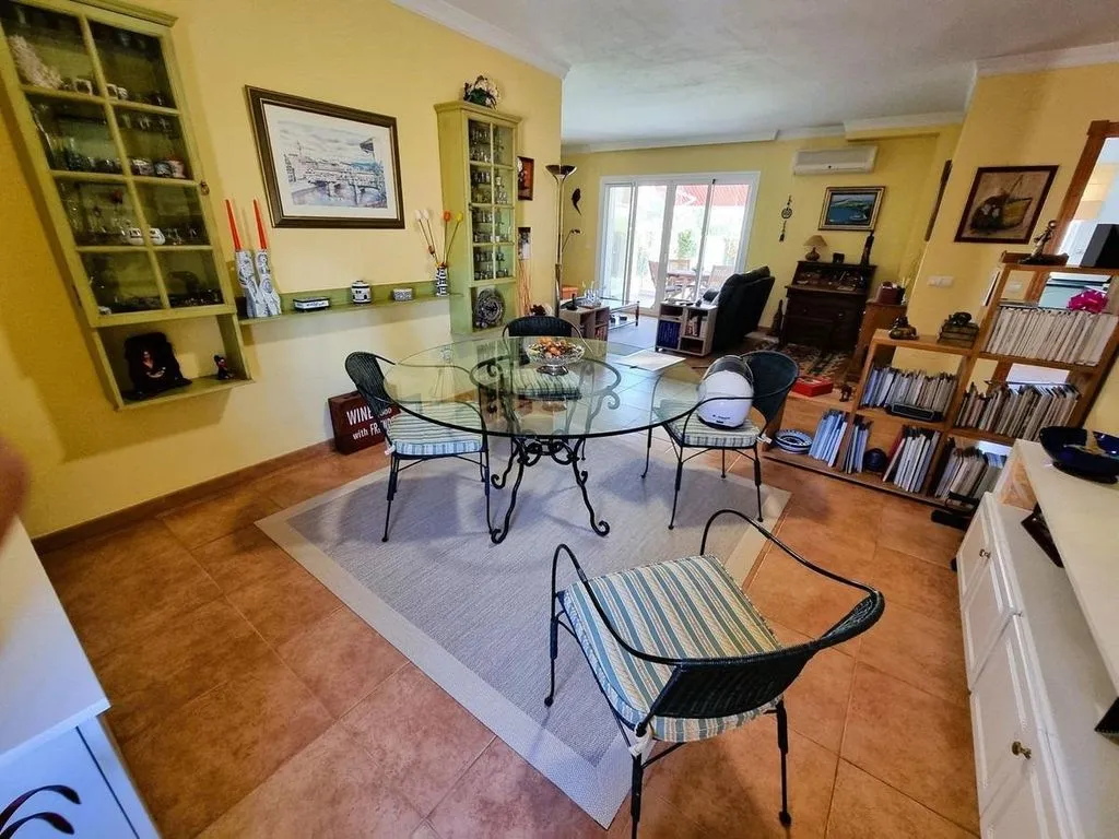 Söögituba - Corner Luxury House with Pool Potential in San Pedro