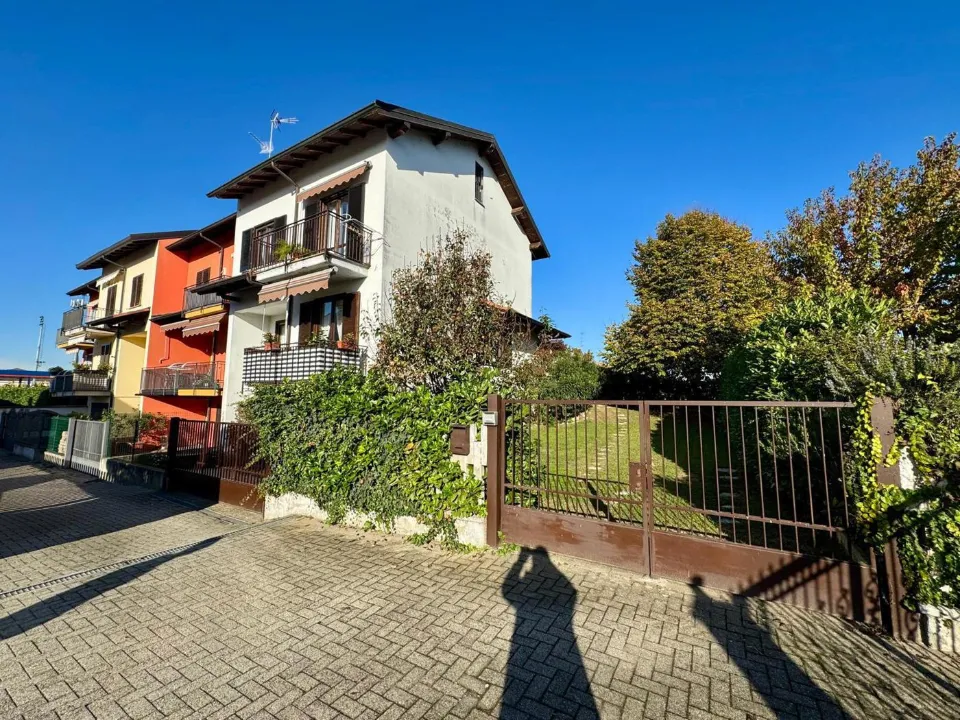 Välivaade - Three-sided Villa with Garden in Mortara
