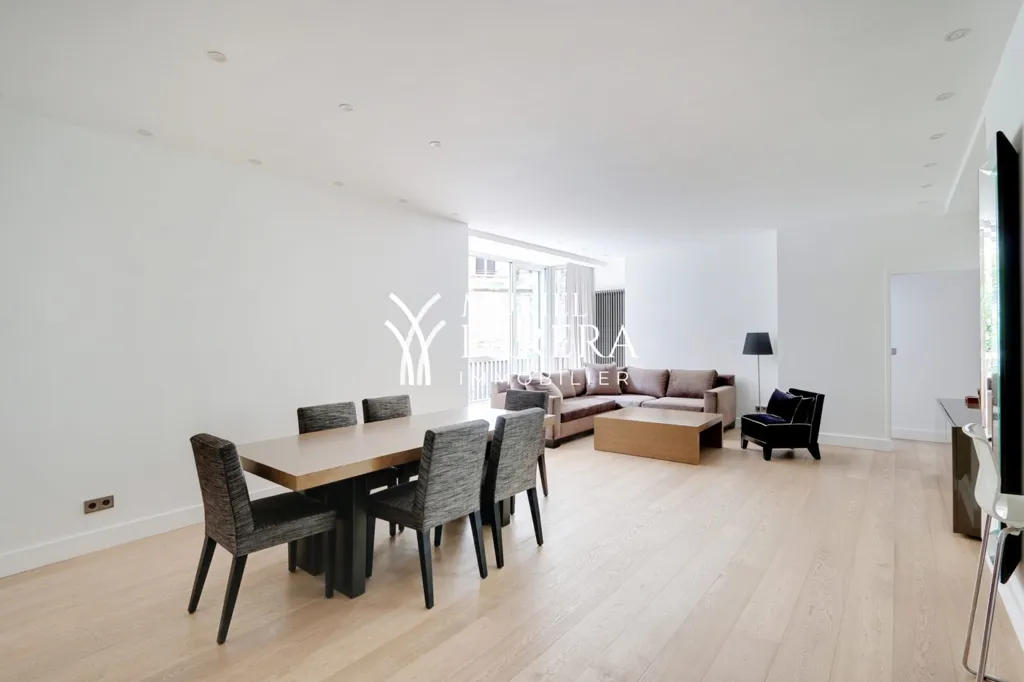 Elutuba - Modern Apartment with Balcony in Avenue Montaigne