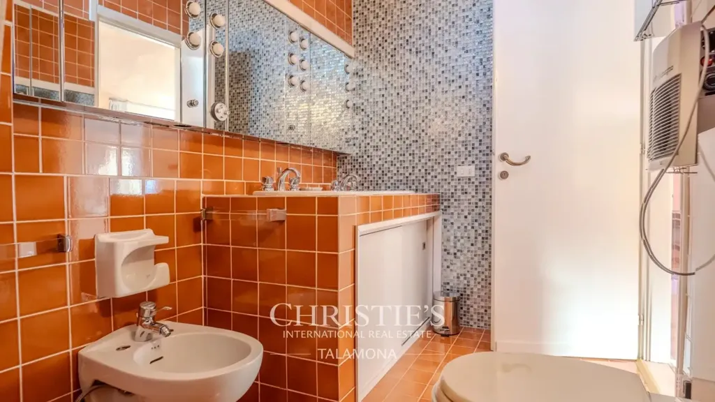 Bathrooms - Lakefront Villa with Private Park in Ranco