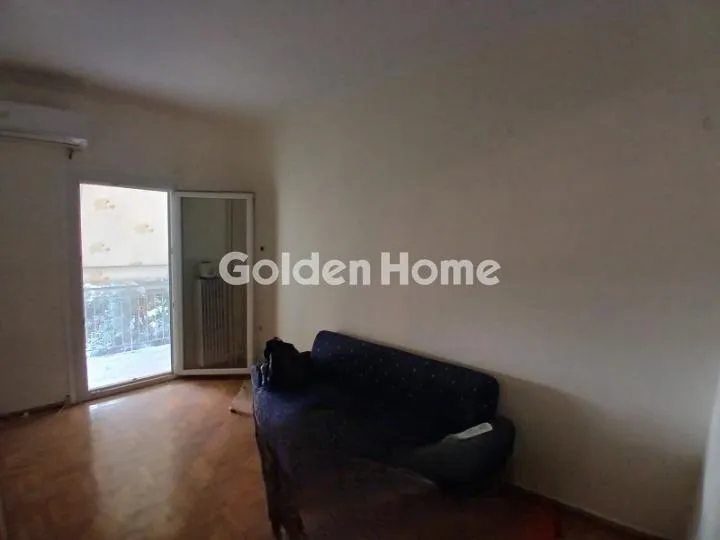Soggiorno - Apartment with Balcony in Upper Patissia