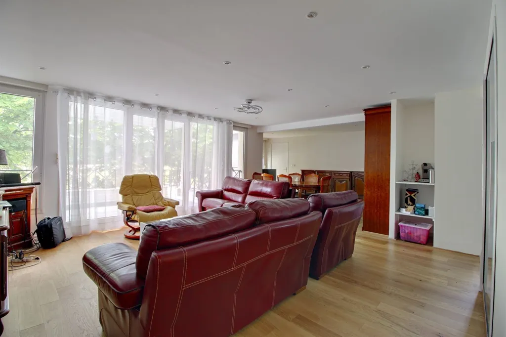 Elutuba - 5-Piece Apartment with Balcony in Cergy