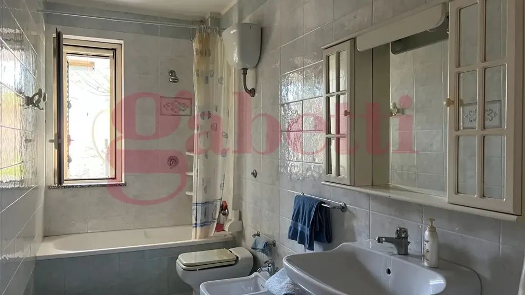 Salles de bain - Mansard Apartment with Terraces in Telese Terme