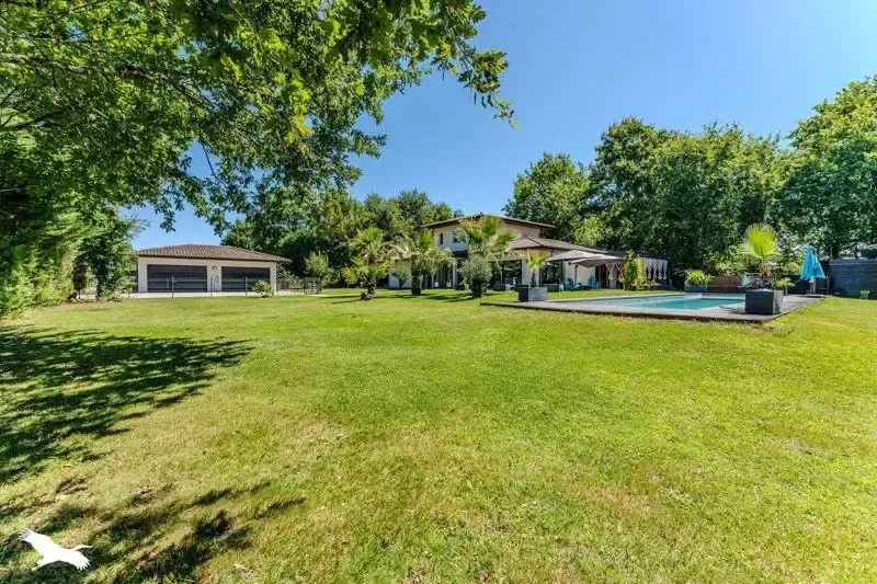 Aed - Villa with Pool in Quiet Area