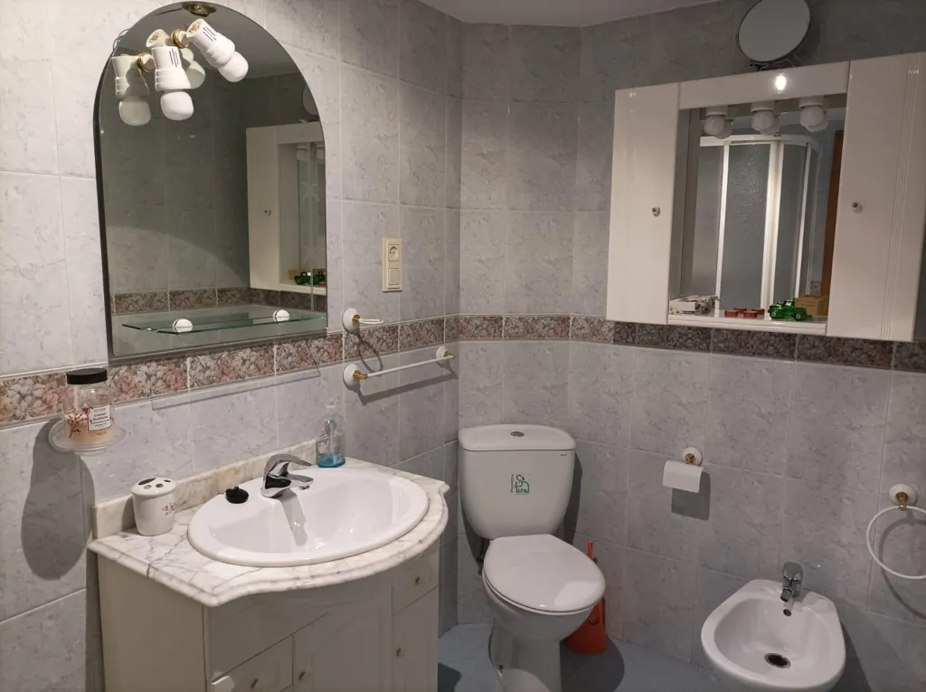 Baños - Piso amueblado con ascensor en Granada