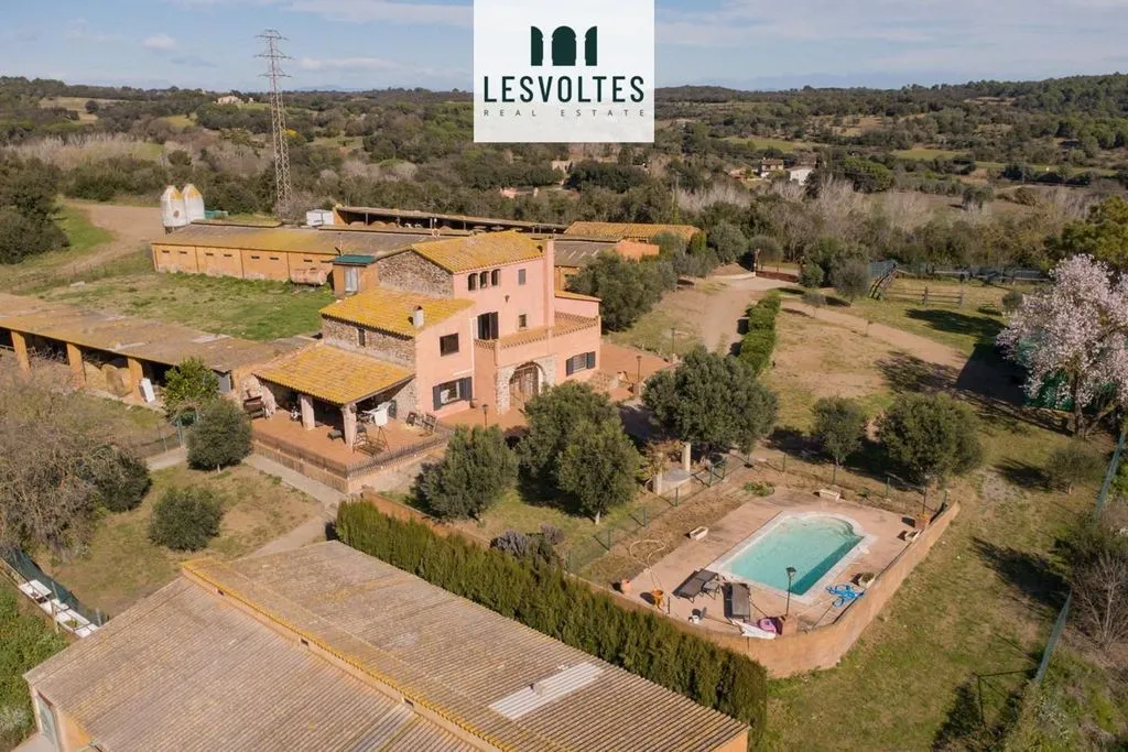 Vista aerea - Refurbished Farmhouse with Pool in Corçà