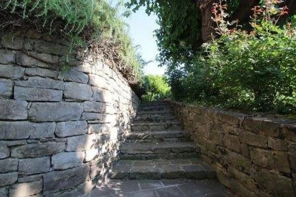 Toad - Historic Farmhouse with B&B in La Morra