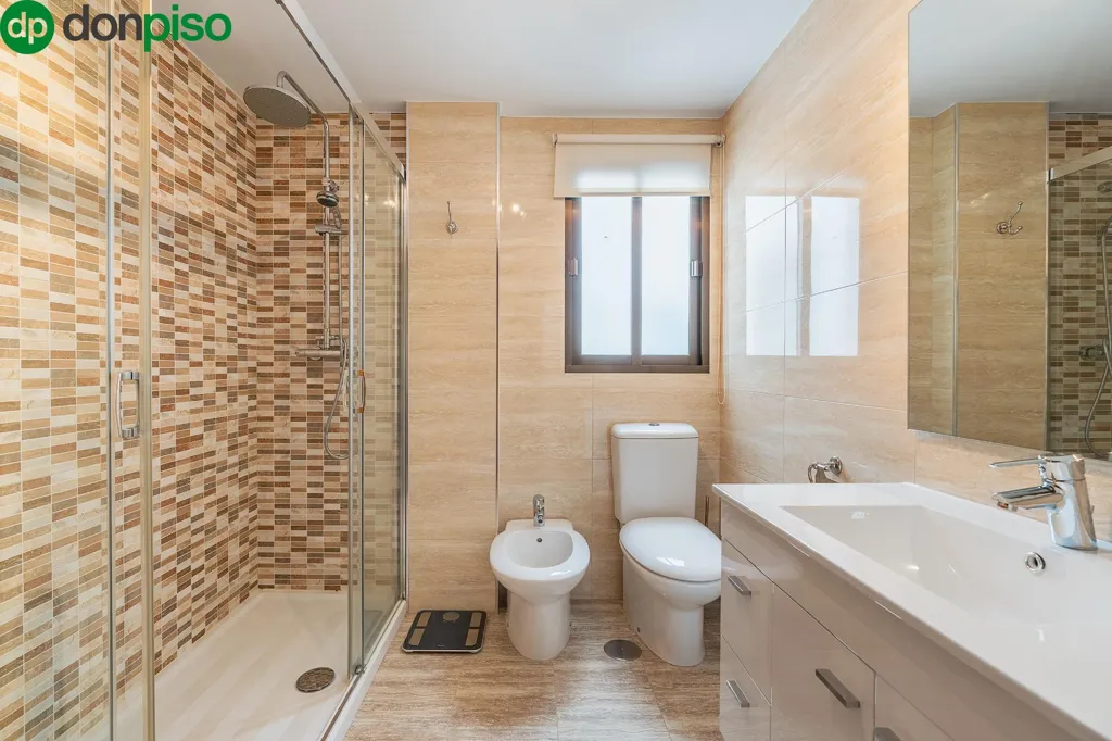 Salles de bain - 3-Bed Apartment with Balcony in Pajaritos, Granada