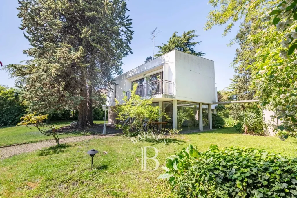 Aed - Contemporary House by Le Corbusier on Seine, Poissy