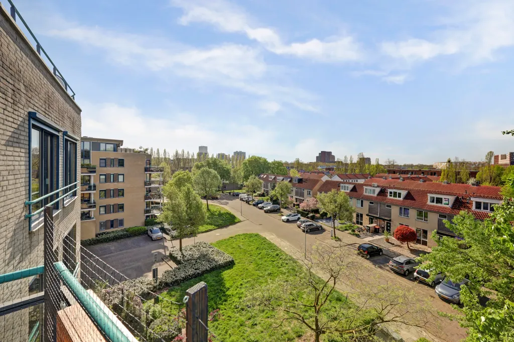 Balcone - Modernised 3-Bedroom Apartment with Balcony in Westerpark