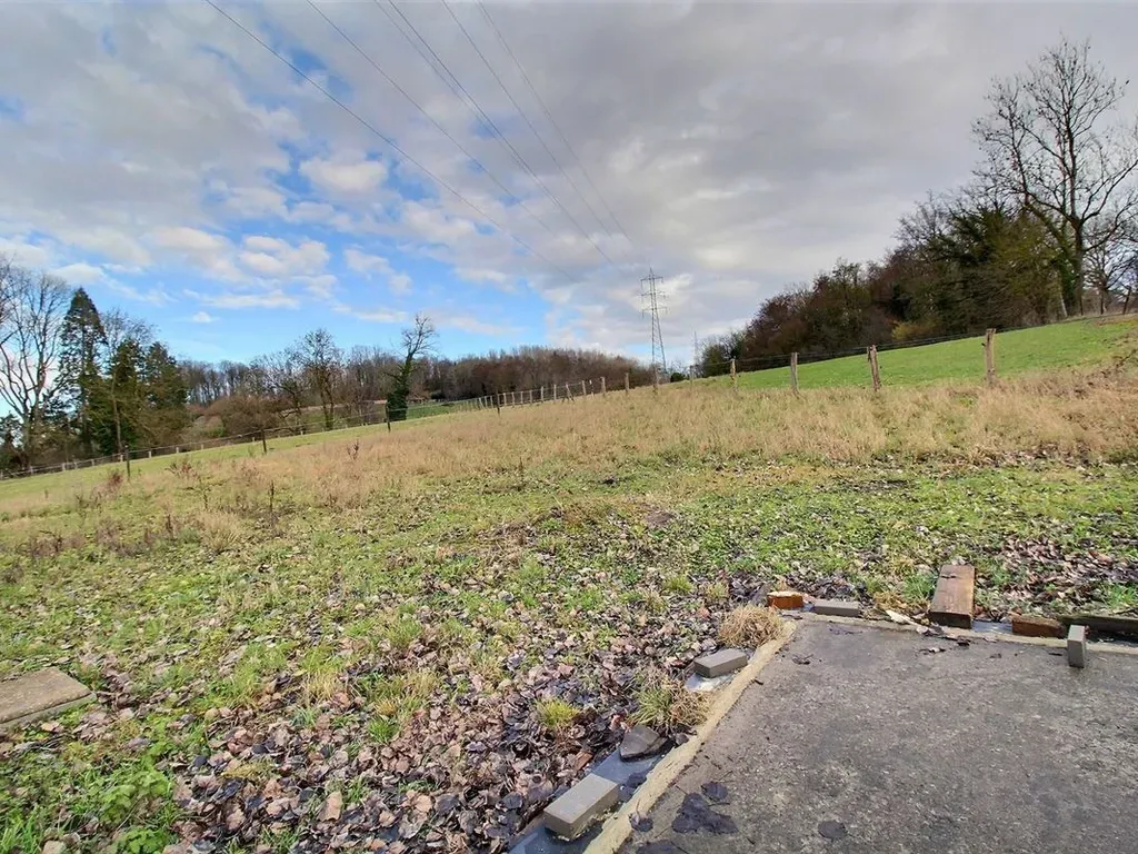 Garden - Buildable Plot with Undercroft in Saint-Denis