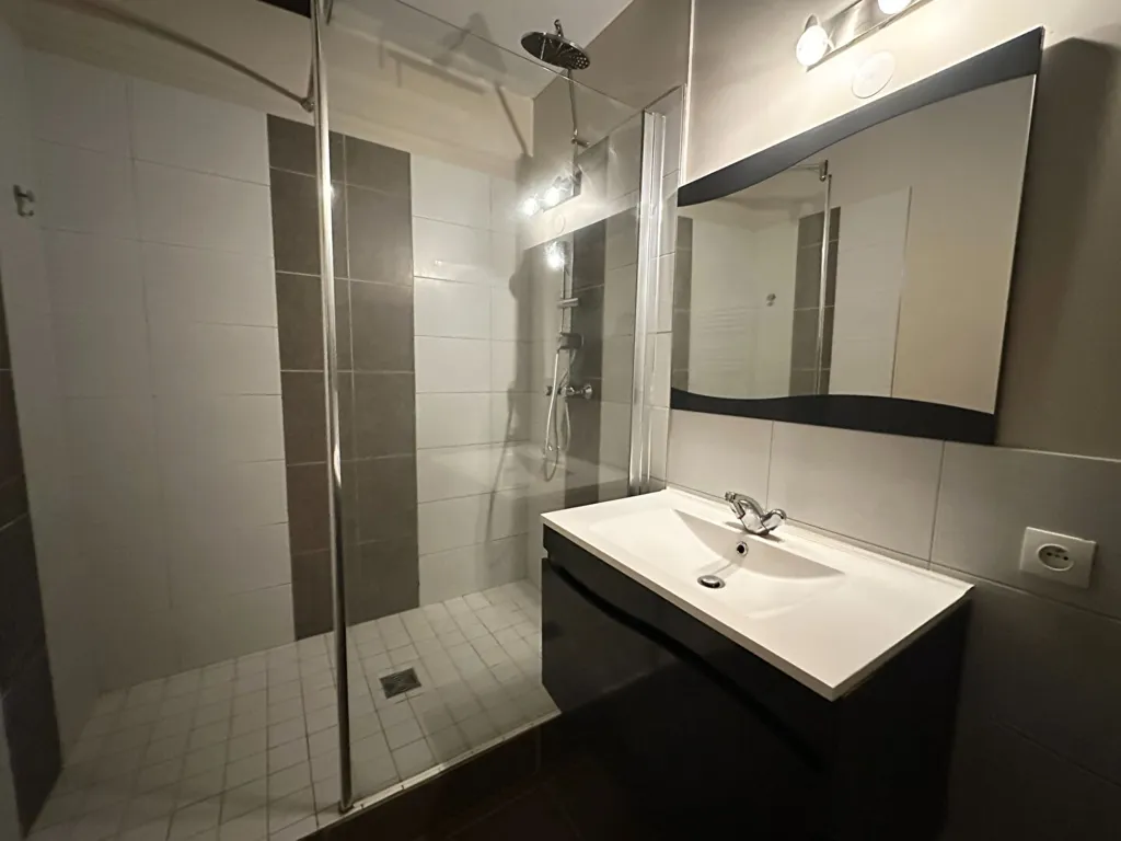 Vannitoad - 2-Bed Apartment with Private Courtyard in Chartres