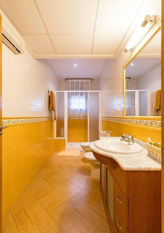 Bathrooms - Chalet with Andalusian Patio in Barriomar