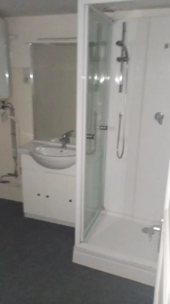 Salles de bain - Maison en 2 Logements avec Cour à Yenne