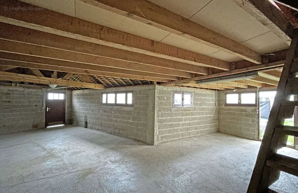 Toad - Amendable Garage Plot in Cesson Sevigne