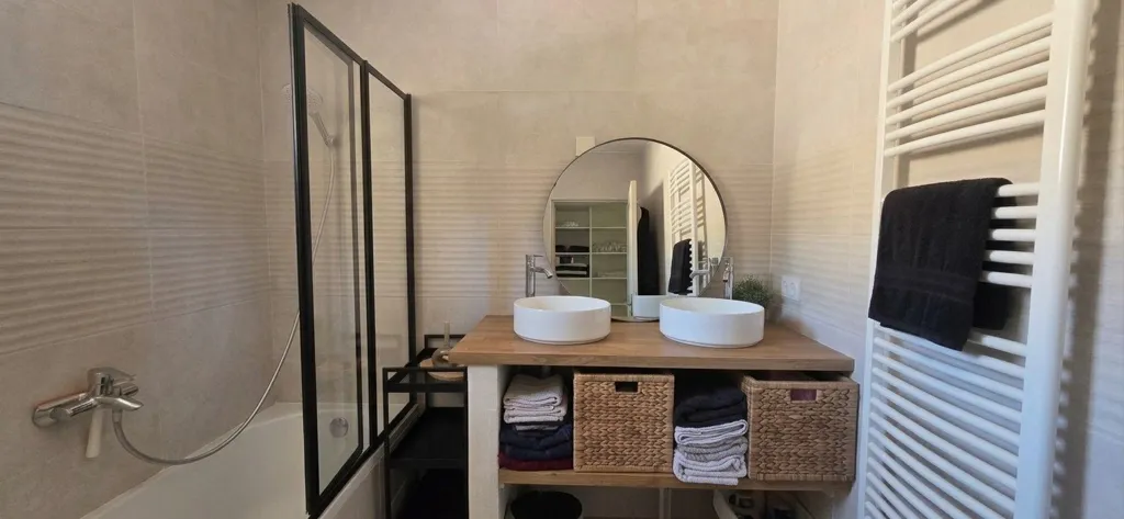Salles de bain - Maison Contemporaine avec Piscine à Tourrette-Levens