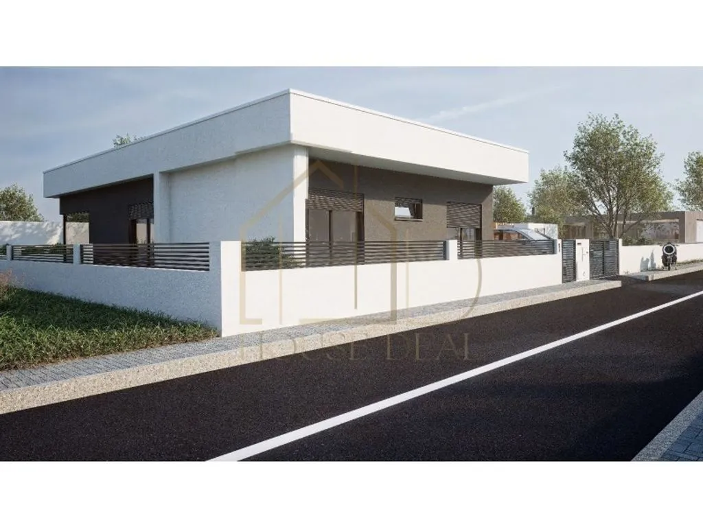 Detached House with Pool in Seixal, Setúbal