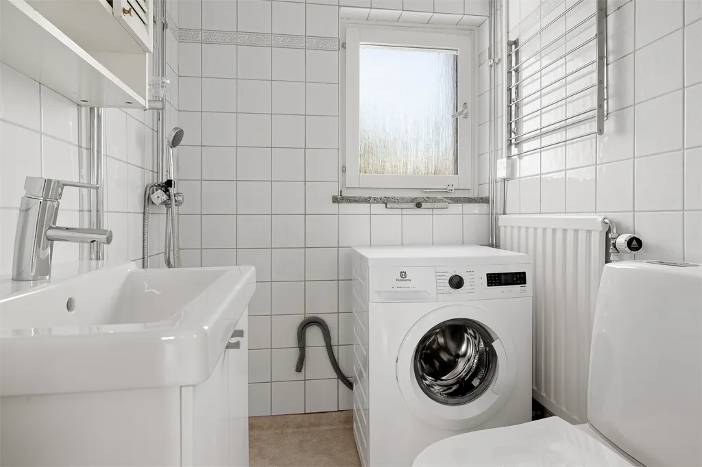 Vannitoad - Bright Two-Bedroom Flat with South-Facing Balcony in Katrineholm